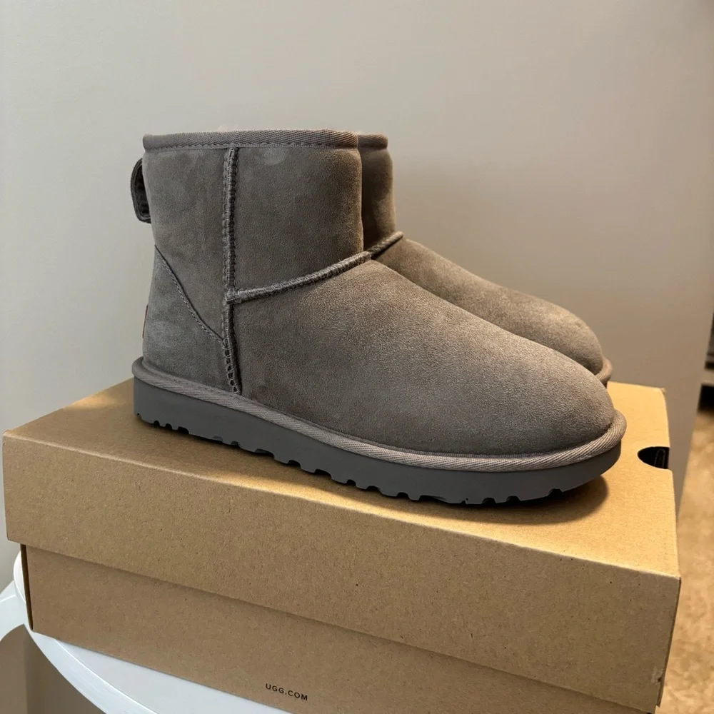 UGG Classic Mini II Boot in Smoke Plume Size 6 Women’s